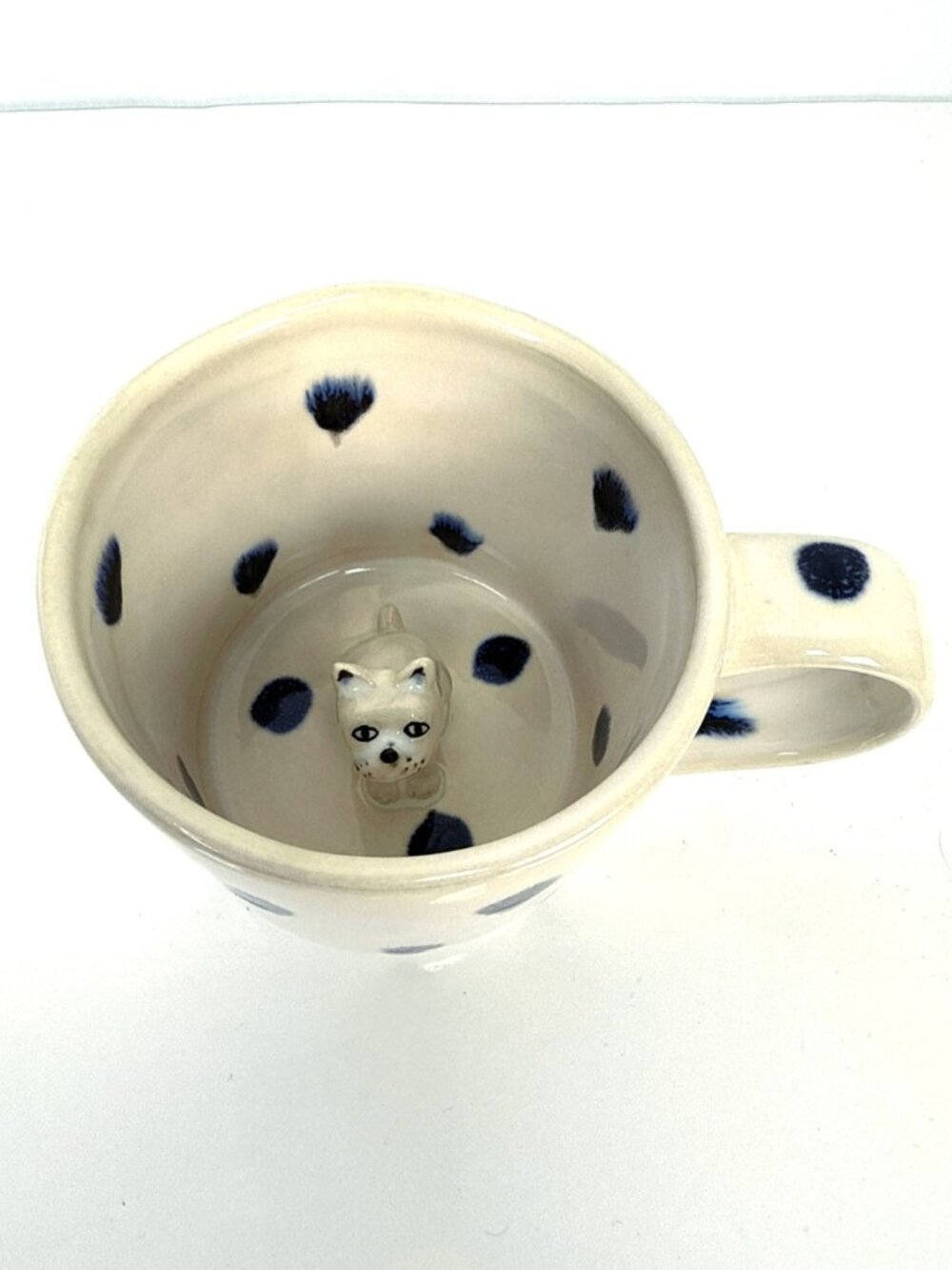 ANTHROPOLOGIE‎ Spotted Stoneware Peeping Dog Figurine Cream Navy Mug 12 oz